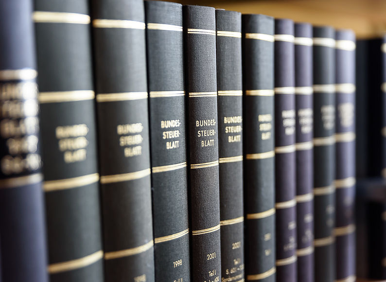 Reihe von Bücherregalen