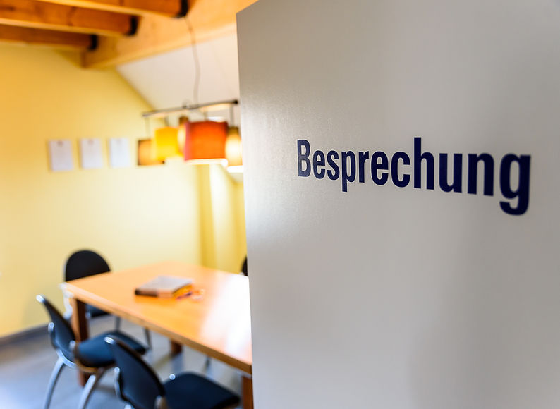 Besprechungsraum mit Tisch und Stühlen